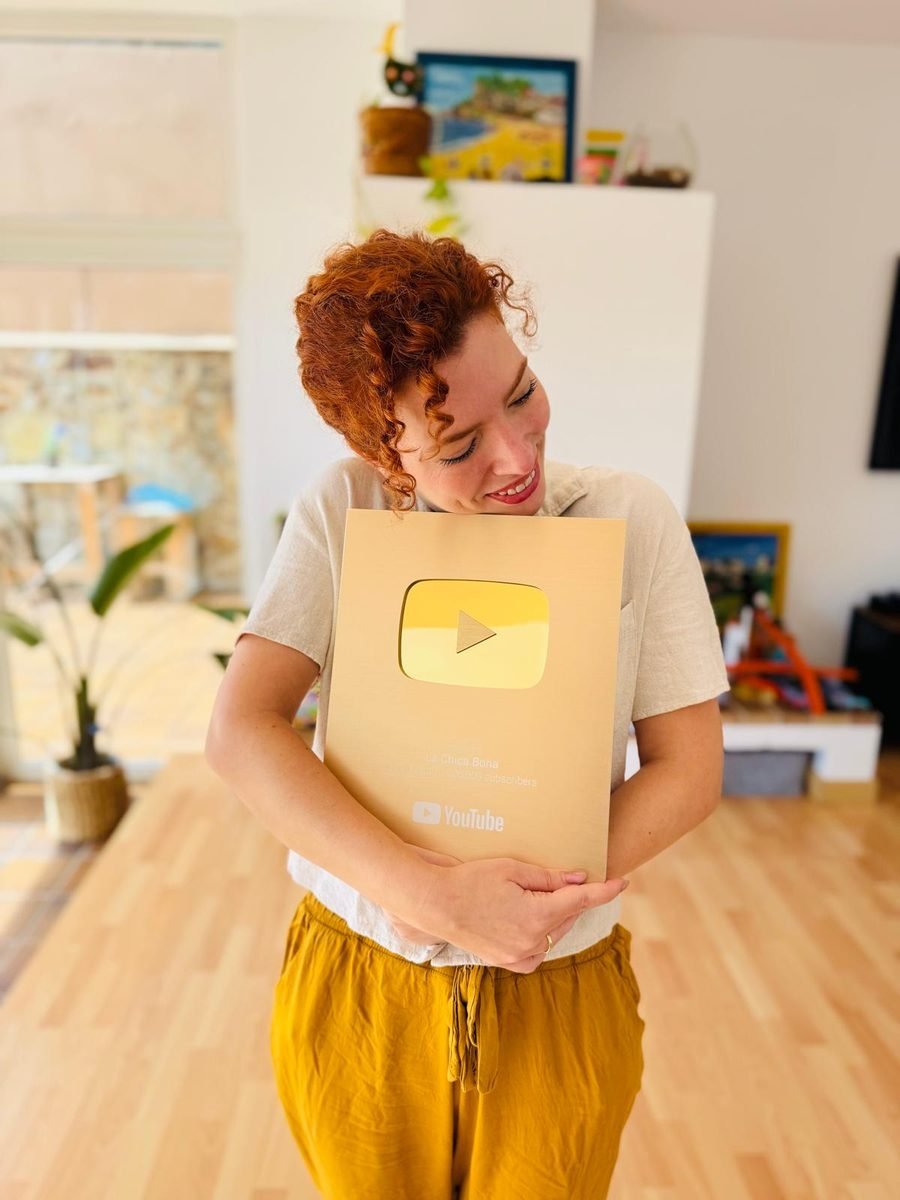 Mercè abrazando la Placa de Oro de YouTube