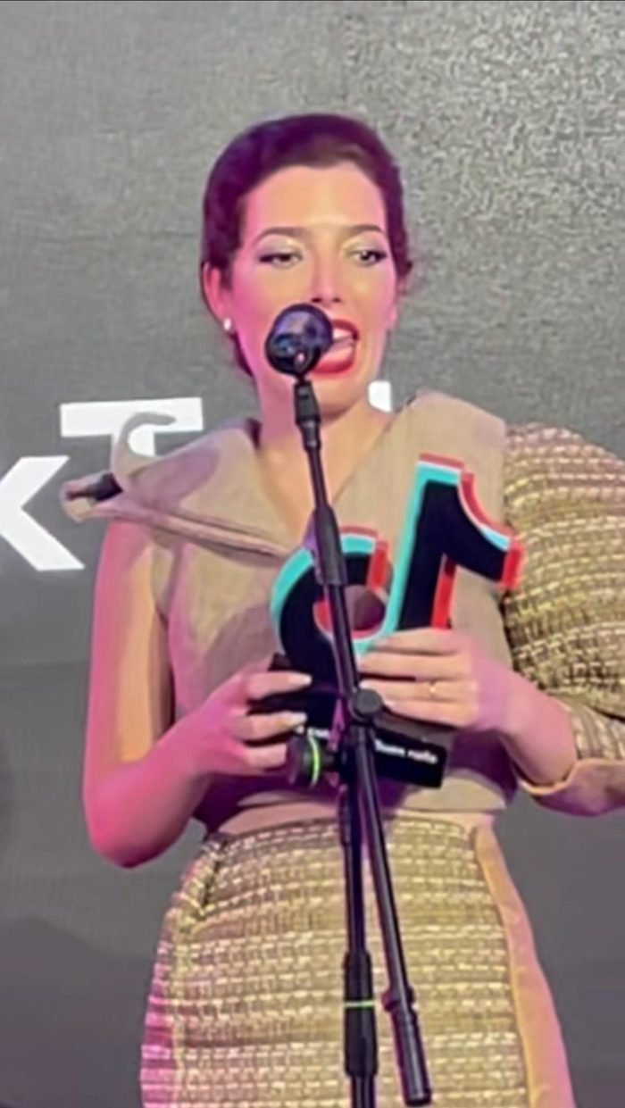 Mercè recogiendo el premio de los TikTok Awards